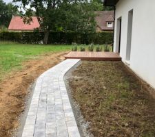 Petite terrasse de chambre bois exotique cumaru accès piétons pavés béton tambouriné 15/15 Samara