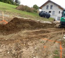 Implantation de la piscine par le terrassier, essai 1...