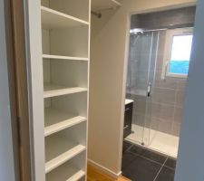 Espace de rangement chambre d'amis avec salle d'eau accolée