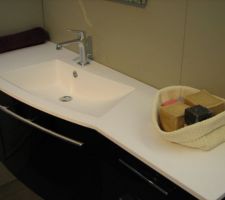 Meuble de alle de bain, sauf qu'il sera rouge
