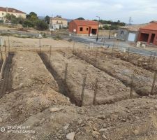 Tranchées creusées, ferraillage posé, prêt à couler
