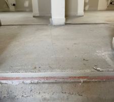 Fissure chape ciment à l'étage