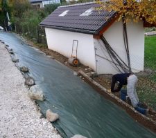 Pose toile de paillage pr maintenir le talus avec des arbustes