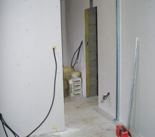 Depuis la chambre du bas vers le hall et a droite le sous sol