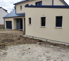 Étalage du calcaire pour faire un léger pour tour le long de la maison pour protéger de la pluie