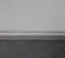 Mise en place étanchéité entre le bac et la porte de douche