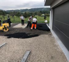 Délimitation espace avec des pavées, là nous avons choisi de casser l?enrobé pour faire moins masse avec des bandes de pavées