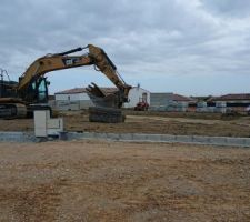 Notre terrain qui commence à prendre forme. Les ouvriers continuent à bosser malgré le confinement. Merci à eux.
Je vous transmettrai la suite dès la fin du confinement.