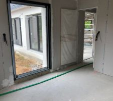 Vue de la chambre principale sur la terrasse