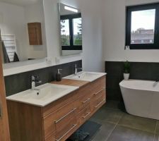 Finalisation de la salle de bain de l'étage avec double miroir LED ?