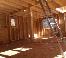 Vue intérieure du chalet au 1er étage, au moment de l'élévation de la structure bois.