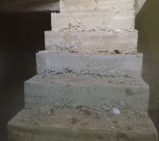 Les marches de l'escalier n'ont pas été vibré, donc pas lisse.
Quelle qualité !!!