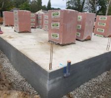 Installation du drain périphérique et livraison des parpaings BIO BRIC