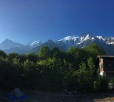 La vue de la montagne côté sud. On ne voit pas le Mont Blanc qui est caché derrière le dome du Goûter (au centre). Il y avait déjà une photo de la vue mais prise en hiver. Avec l'écrin de verdure, c'est plus joli...