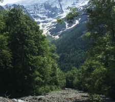 Torrent du Bourgeat qui coule au fond du jardin. C'est assez bucolique... sauf bien s&ucirc;r par temps d'orage... le risque de crue d&eacute;cennale est r&eacute;el. Apr&egrave;s, la bassin versant est tout de m&ecirc;me 20 fois moins grand que celui du Bor&eacute;on qui a fait tant de d&eacute;gats &agrave; St Martin en V&eacute;subie.