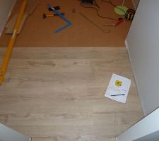 Pose du parquet flottant dans la partie dressing