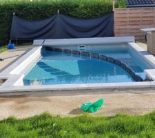 Bon maintenant les flotteurs sont en place les produits sont mis la ligne d eau nettoyer, on referme la piscine pour mi avril 2021 ...