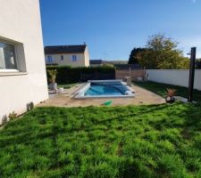 Bon maintenant les flotteurs sont en place les produits sont mis la ligne d eau nettoyer, on referme la piscine pour mi avril 2021 ...