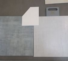 Carrelage 45x45 gris ou blanc satinés proposés par le constructeur chez LAVILLO CARRELAGE. Je penche plutôt pour le gris clair