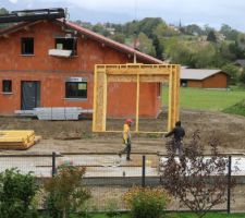 En arrière-plan la 4ème maison du lotissement, et voici la 5ème, arrivée du 1er panneau !