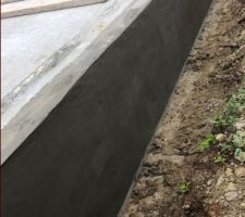 Application du mortier hydrofuge pour le soubassement de la maison