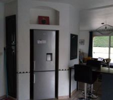 Cuisine mur placo avec &agrave; l'arriere le conduit poele &agrave; granul&eacute;s