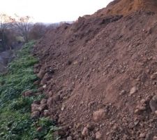 Tas de terre conservées, vue du bout du terrain....
ce n'est que le reliquat, le reste a été emmené directement à la décharge par le terrassier.
Volume estimé: 700 m3 (mais comme les puits ont été creusés plus profond et plus larges que prévu pour certains, ça doit faire un peu plus...