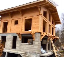 Le chalet est presque hors d'eau ! Vivement la pose des ouvertures, pour avoir une vue presque finie du chalet !!