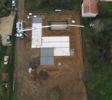 Vue du drone - arrivée de la pompe PUMI 32M 
Objectif : couler les fondations de la clôture et la dalle béton du vide sanitaire & Bloc Piscine

40M2 de béton pour cette phase
53M2 de béton sur la phase fondation maison & Piscine.