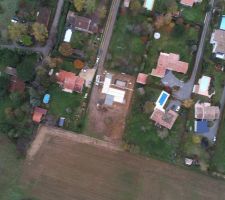 Vue du drone - arrivée de la pompe PUMI 32M 
Objectif : couler les fondations de la clôture et la dalle béton du vide sanitaire & Bloc Piscine

40M2 de béton pour cette phase
53M2 de béton sur la phase fondation maison & Piscine.