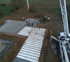 Vue du drone - arrivée de la pompe PUMI 32M 
Objectif : couler les fondations de la clôture et la dalle béton du vide sanitaire & Bloc Piscine

40M2 de béton pour cette phase
53M2 de béton sur la phase fondation maison & Piscine.