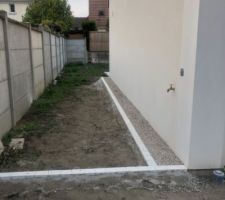 Contour de la maison en pavés