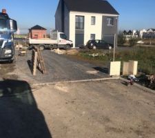 Des camions et voiture d'un ouvrier de Habitat Concept qui se garent devant notre maison !!!!