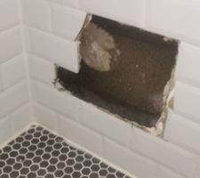 Trou fait par le plombier pour acceder au tuyaux PER suite à une fuite dans la cloison