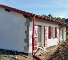 La maison parait plus finie que jamais une fois l'enduit réalisé !