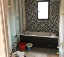 Pose de faïence dans salle de bain des enfants