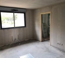 Chambre parentale avec salle d'eau.