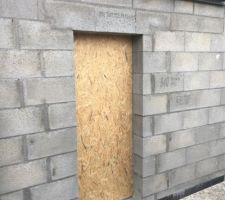 Occultation des ouvertures restantes dans le garage avec OSB + porte provisoire