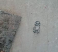 Dalle brut dégueulasse, avec des objets qui ressortent ! Aucun ragréage prévu !