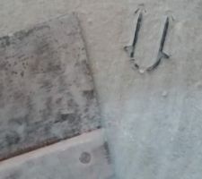 Dalle brut dégueulasse, avec des objets qui ressortent ! Aucun ragréage prévu !