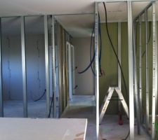 Couloir qui va vers les chambres
