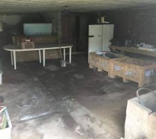 Petit avant/après de ce qui sera le garage.
Avant : des pierres, un terrain pentu,..
Après : remise a niveau et enlèvement du mur au fond pour en re construire un plus droit ^^