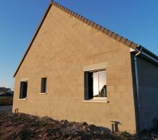 Coté de la maison attenant au passage pièton