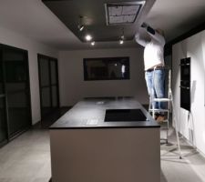 Tiens un bricoleur ! Peintre à ses heures ! Et c'est pas fini !!