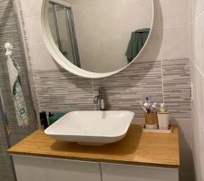 Douche italienne
Meuble blanc et plan de travail bambou
Miroir blanc