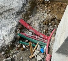 Sortie des fourreaux &eacute;lectriques et t&eacute;l&eacute;coms :
1 Alimentation Enedis
2 Electrique pour futur portail et visiophone
3 t&eacute;l&eacute;coms pour le cuivre et la fibre