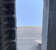 Plancher de l'&eacute;tage avec trou pour le passage des gaines de la VMC double flux