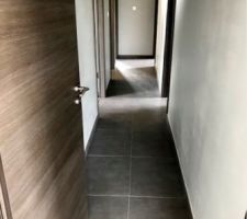 Pose du carrelage fini, peinture fini et pose des portes intérieures en attente de dernier réglage