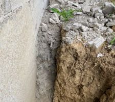 Ciment ferraillé entre le mur et la terre, mais pourquoi ?!