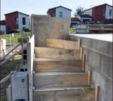 Escalier accès terrasse - Revêtement et rambarde à venir